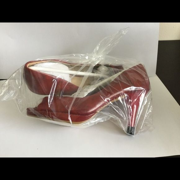 Red open toe faux leather heels. (049) - Picture 5 of 7